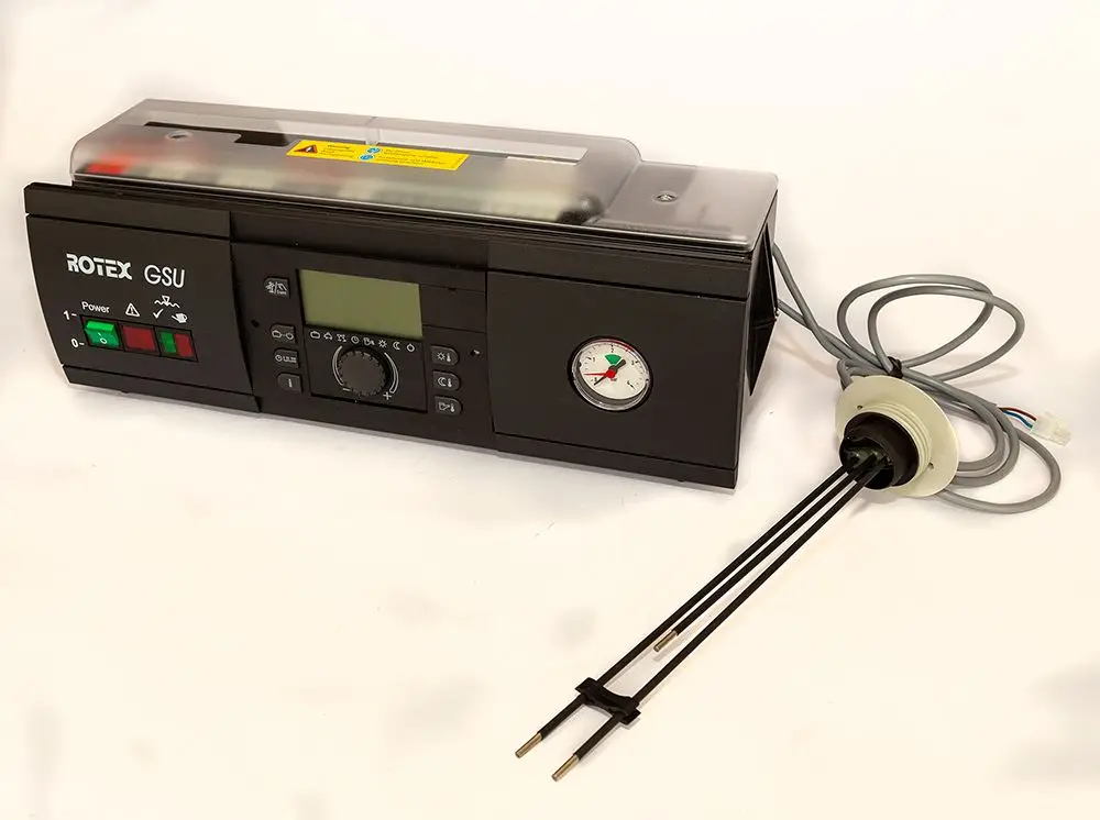 Daikin Steuergerät mit Display, Tasten und Druckanzeige, verbunden mit einem Sensor. Gerät in schwarzem Gehäuse, für den Einsatz in Heizsystemen konzipiert.